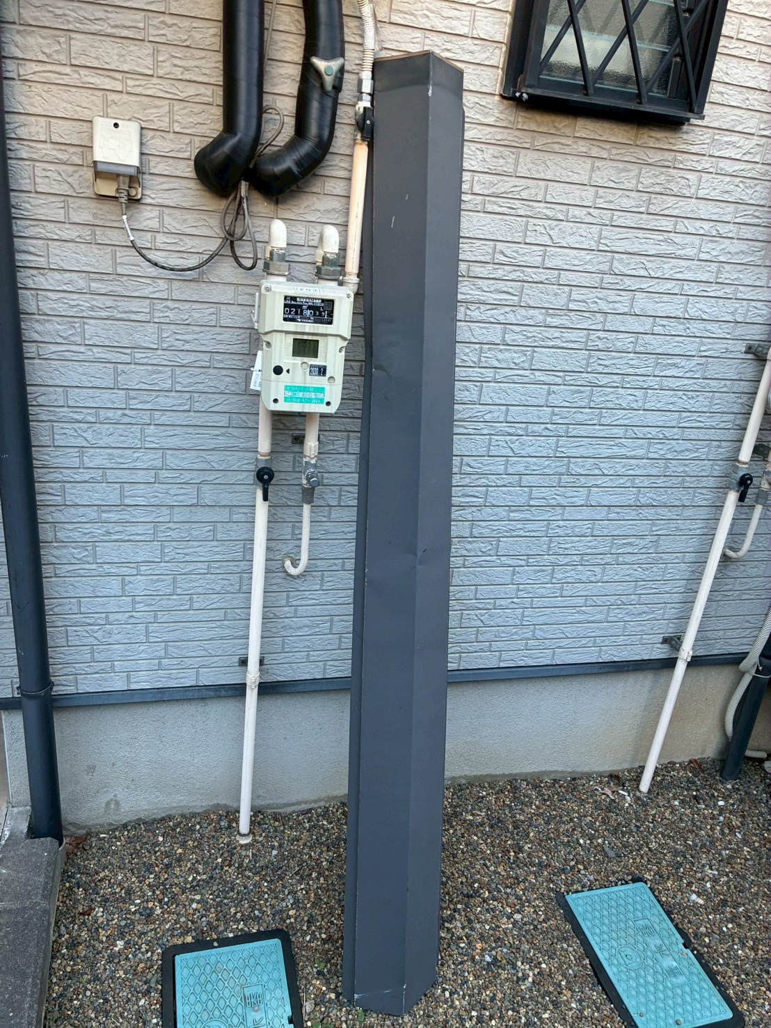 強風で外れた棟板金の様子